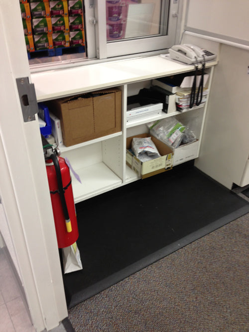 Black mat beneath a white service counter